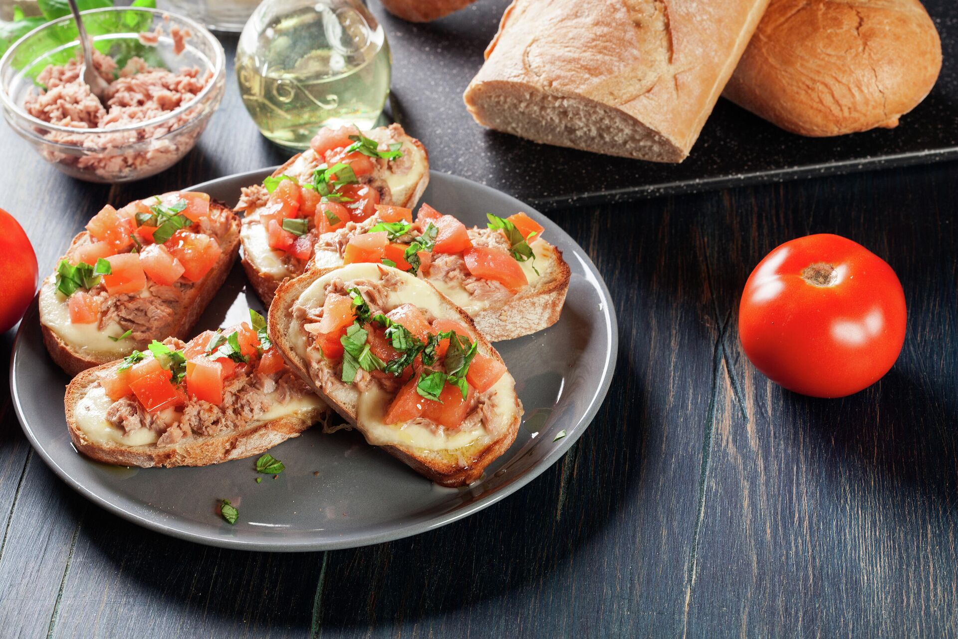 Брускетта с тунцом, сыром моцарелла и помидорами Брускетта с тунцом, сыром моцарелла и помидорами - РИА Новости, 1920, 20.10.2021